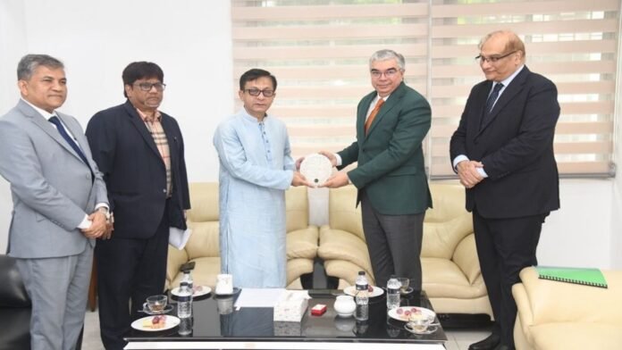 Bangladesh and Pakistan have agreed to expand bilateral trade and industrial cooperation.